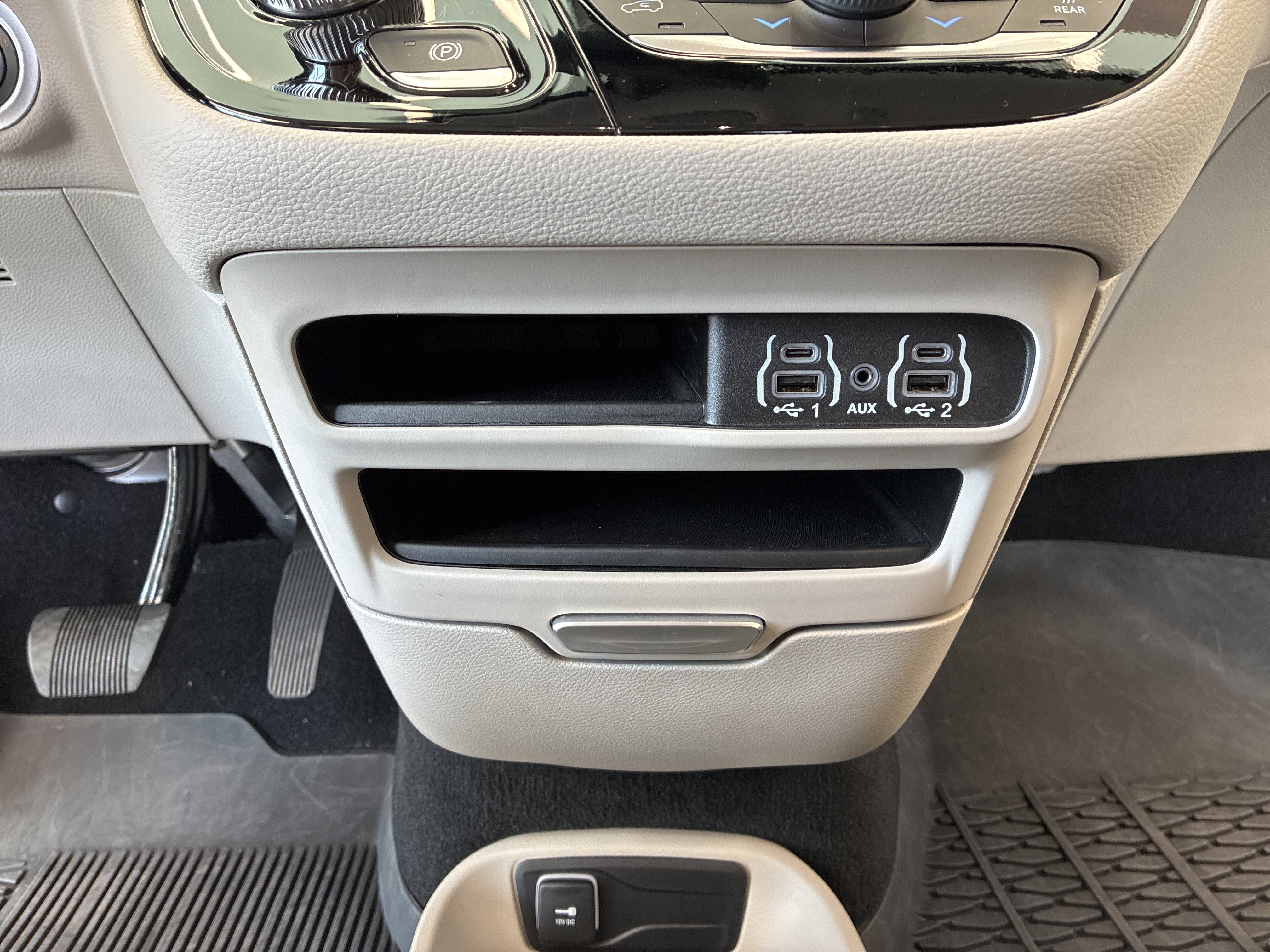 Certified 2024 Chrysler Pacifica Touring-L w/ Road Tripper Package AWD/4WD image 25