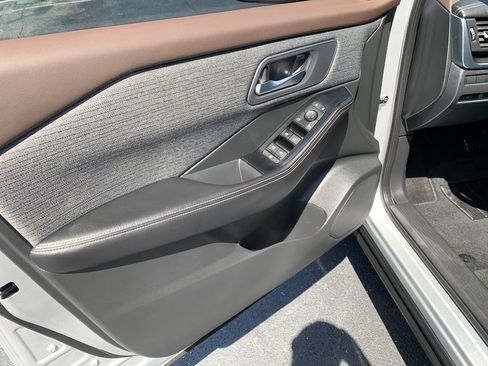 Used 2023 Nissan Rogue SV FWD image 11