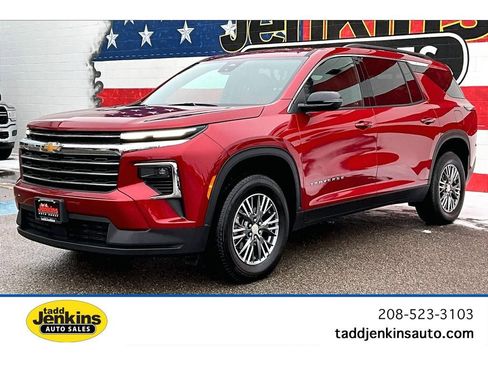 Used 2025 Chevrolet Traverse LT image 1