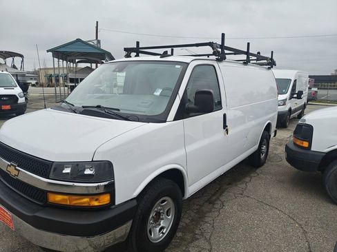 Used 2020 Chevrolet Express 3500 w/ Driver Convenience Package image 3