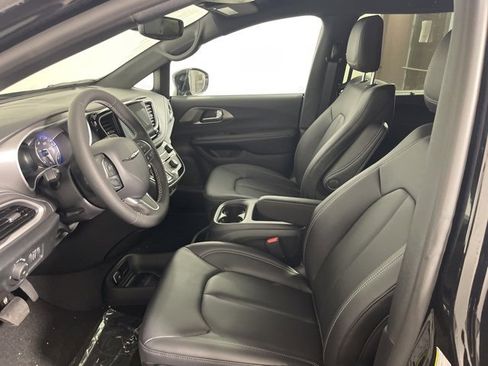 New 2026 Chrysler Pacifica Select image 12