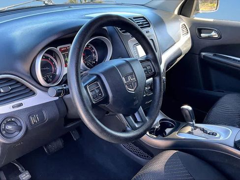 Used 2020 Dodge Journey SE w/ Blacktop Package FWD image 2