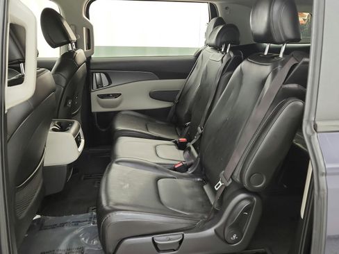 Used 2022 Kia Carnival LX FWD image 14