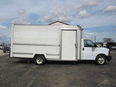 Used 2022 GMC Savana 3500 Extended w/ Power Convenience Package RWD image 2