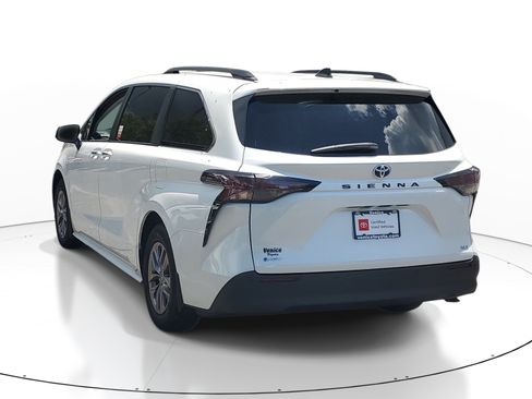 Used 2025 Toyota Sienna XLE FWD image 4