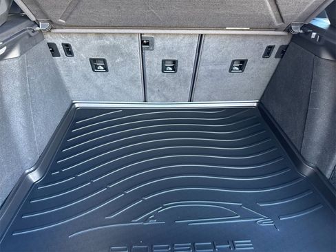 Used 2025 Porsche Macan image 17