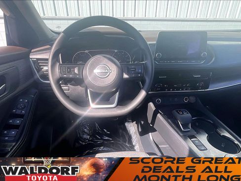 Used 2022 Nissan Rogue SV image 6