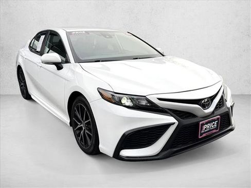 Used 2024 Toyota Camry SE image 3