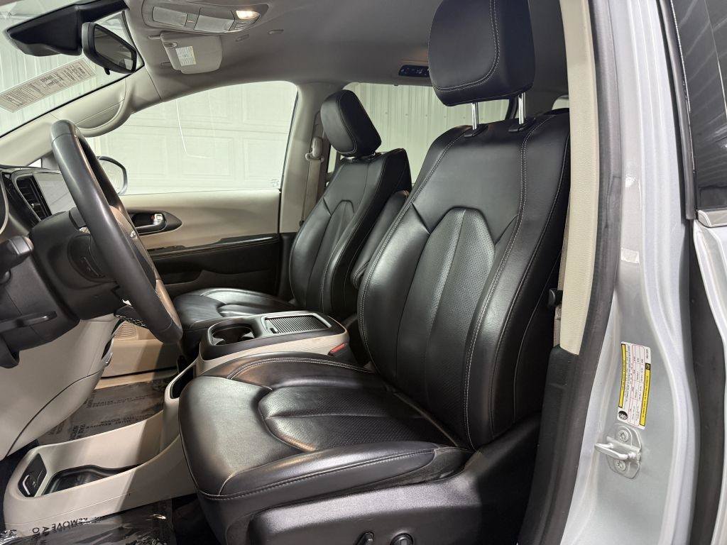Used 2023 Chrysler Pacifica Touring-L FWD image 10