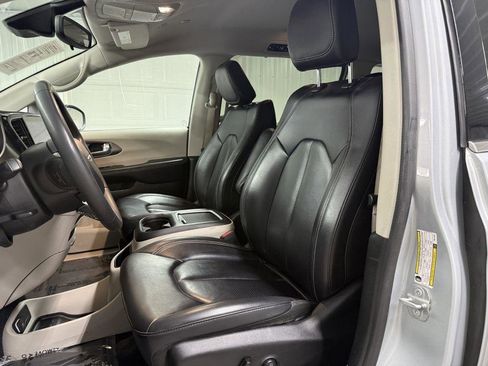 Used 2023 Chrysler Pacifica Touring-L FWD image 10
