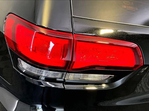 Used 2020 Jeep Grand Cherokee Altitude AWD/4WD image 28