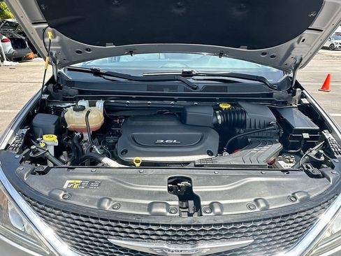 Used 2017 Chrysler Pacifica Touring-L Plus w/ Advanced Safetytec Group FWD image 31