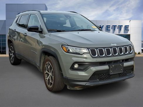 Used 2024 Jeep Compass Latitude image 1