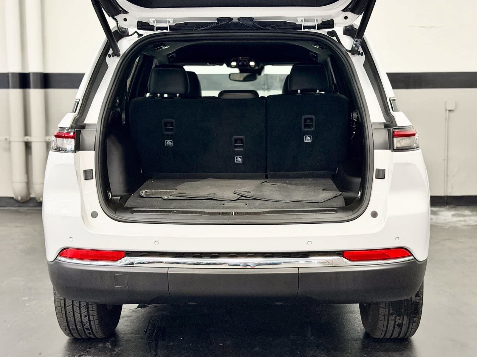 Used 2024 Jeep Grand Cherokee Limited RWD image 15