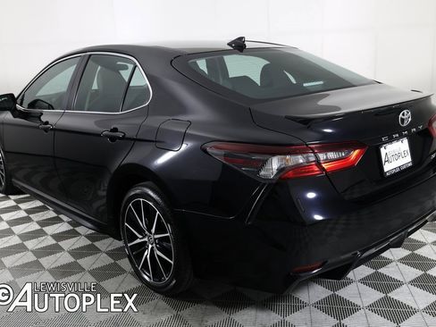 Used 2024 Toyota Camry SE image 7