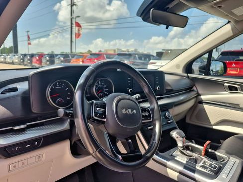Used 2022 Kia Carnival LX FWD image 15