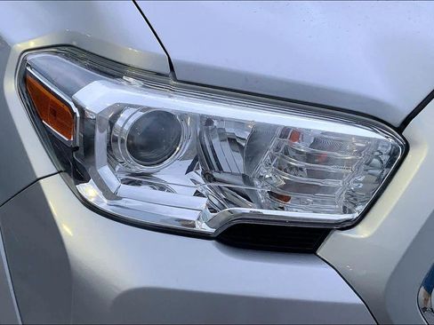 Used 2020 Toyota Tacoma SR5 RWD image 26