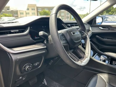 Used 2023 Jeep Grand Cherokee L Limited AWD/4WD image 10