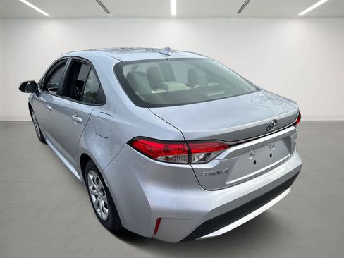 Used 2022 Toyota Corolla LE image 4