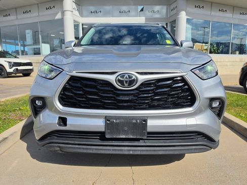 Used 2022 Toyota Highlander XLE AWD/4WD image 2