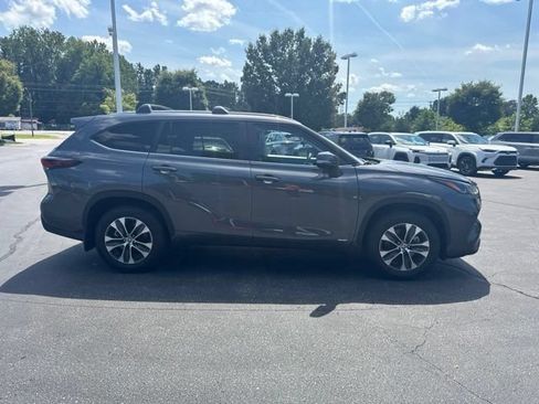 Used 2025 Toyota Highlander XLE AWD/4WD image 2