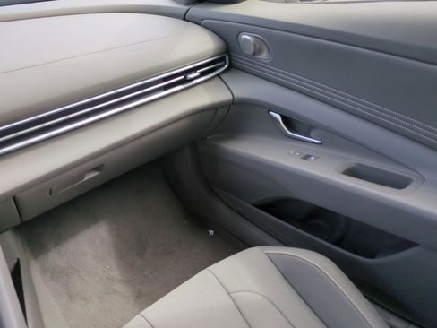 New 2025 Hyundai Elantra SEL image 16