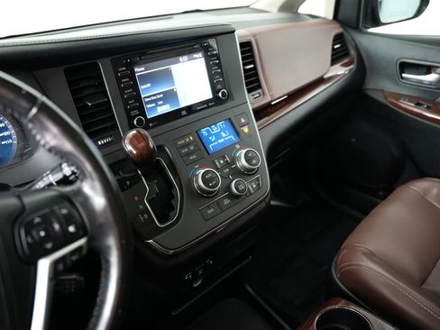 Used 2018 Toyota Sienna Limited Premium image 19