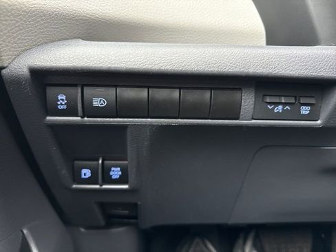 Used 2022 Toyota Sienna Limited image 21