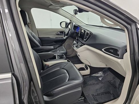 Used 2023 Chrysler Pacifica Touring-L FWD image 22