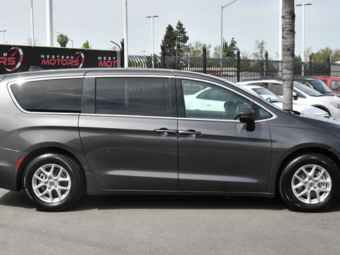 Used 2023 Chrysler Pacifica Touring-L FWD image 9