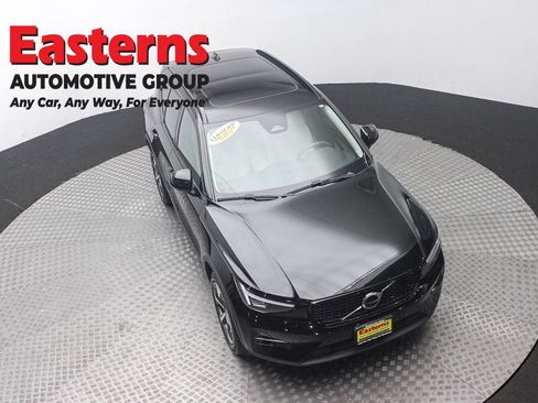 Used 2023 Volvo XC40 B4 Ultimate FWD image 3