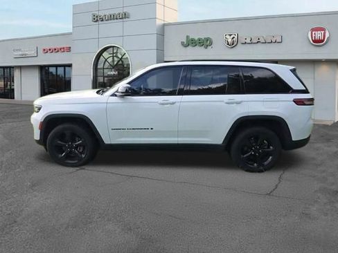Used 2022 Jeep Grand Cherokee Altitude AWD/4WD image 2