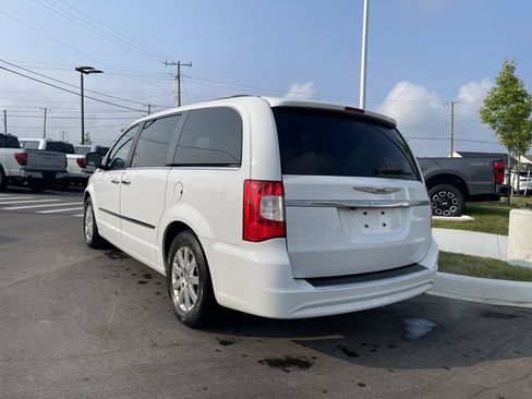 Used 2016 Chrysler Town & Country Touring w/ Driver Convenience Group FWD image 3