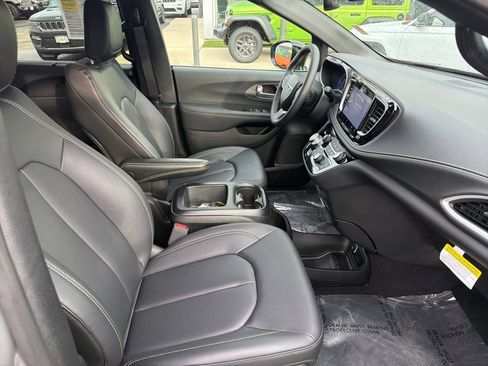 Used 2025 Chrysler Pacifica Select image 24