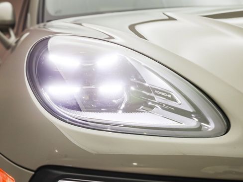 Used 2025 Porsche Macan image 14