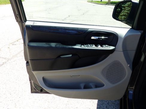 Used 2019 Dodge Grand Caravan SE w/ UConnect Hands-Free Group FWD image 16