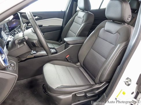 Used 2025 Chevrolet Trax LT w/ LT Convenience Package image 9