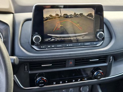 Used 2023 Nissan Rogue SV image 19