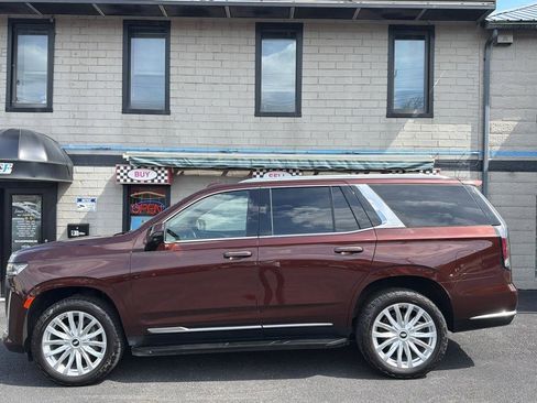 Used 2022 Cadillac Escalade Luxury AWD/4WD image 2