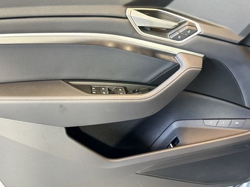 Used 2022 Audi e-tron Premium w/ Convenience Plus Package image 17