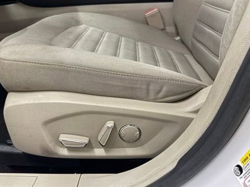 Used 2019 Ford Fusion SE FWD image 14