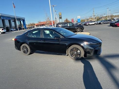 Certified 2025 Toyota Camry SE image 3