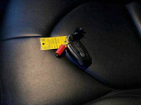 Used 2023 Toyota Highlander XLE image 13