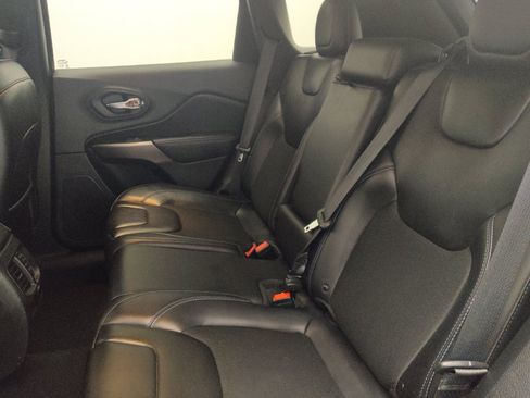 Used 2019 Jeep Cherokee Latitude Plus FWD image 18