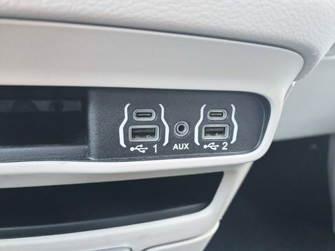 Used 2024 Chrysler Pacifica Touring-L image 31