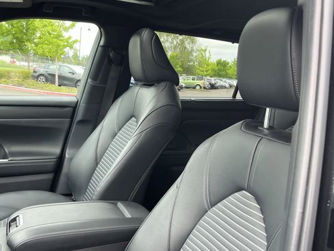 Used 2025 Toyota Highlander XSE AWD/4WD image 19