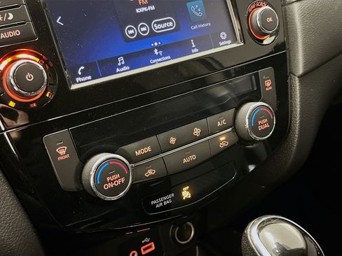 Used 2019 Nissan Rogue SV AWD/4WD image 23