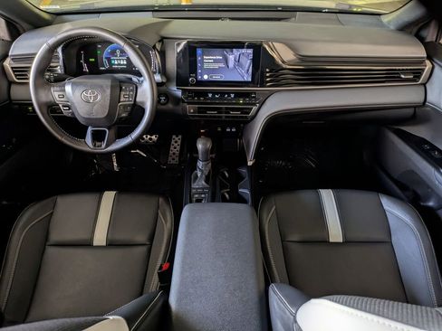 Used 2025 Toyota Camry SE image 25