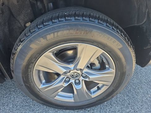 Used 2025 Toyota RAV4 LE AWD/4WD image 7