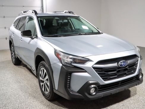 Used 2023 Subaru Outback Premium image 5